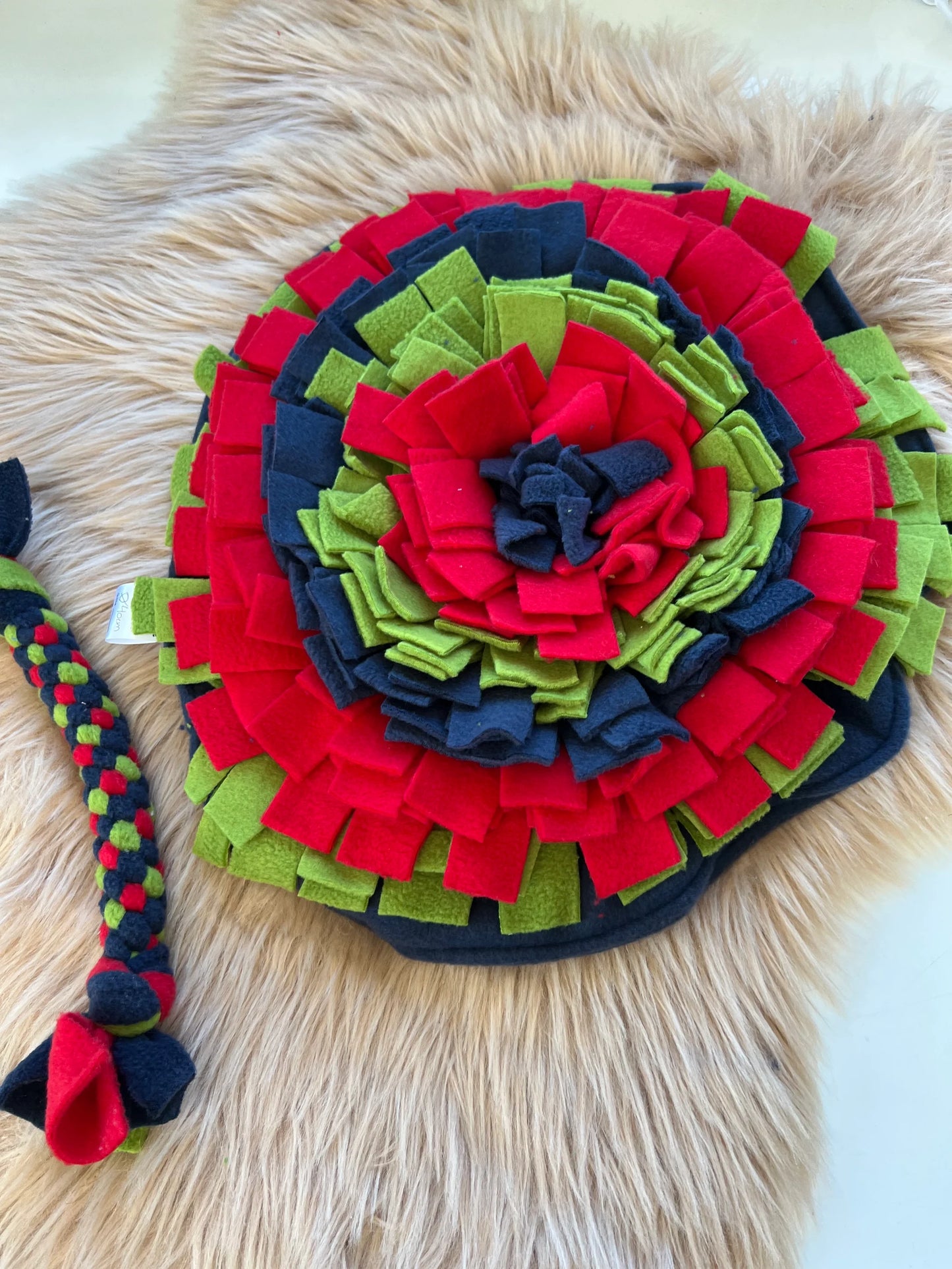 Handgefertigter Schnüffelteppich rot, blau, grün - 40 cm - Lucky Dog Shop