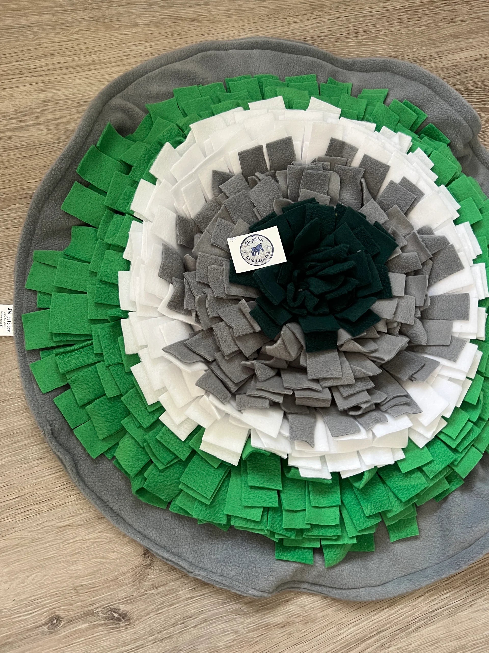 Handgefertigter Schnüffelteppich grün, weiß, dunkelgrün, hellgrau - 55 cm