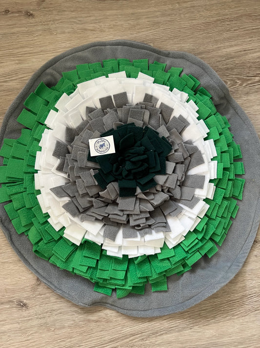 Handgefertigter Schnüffelteppich grün, weiß, dunkelgrün, hellgrau - 55 cm