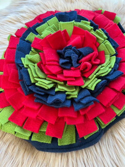 Handgefertigter Schnüffelteppich rot, blau, grün - 40 cm